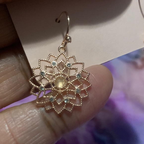 Elegant Rose Gold Floral Earrings - Picture 2 of 3